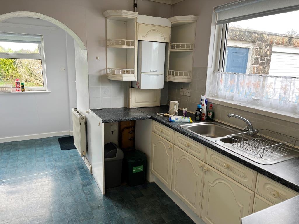 Lot: 6 - DETACHED BUNGALOW FOR IMPROVEMENT AND GARAGE -